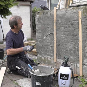 Mur med ødelagt puss og løse fuger: Vann muren underveis Mur med ødelagt puss og løse fuger: Vann muren underveis